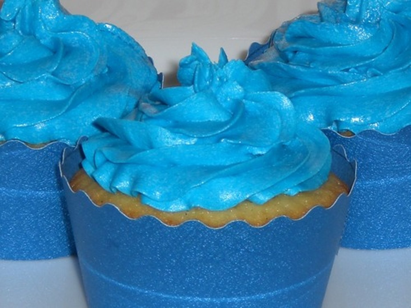 <p>lán sè blue màu xanh da trời 他给卖了一件 黄色 的衬衫</p>