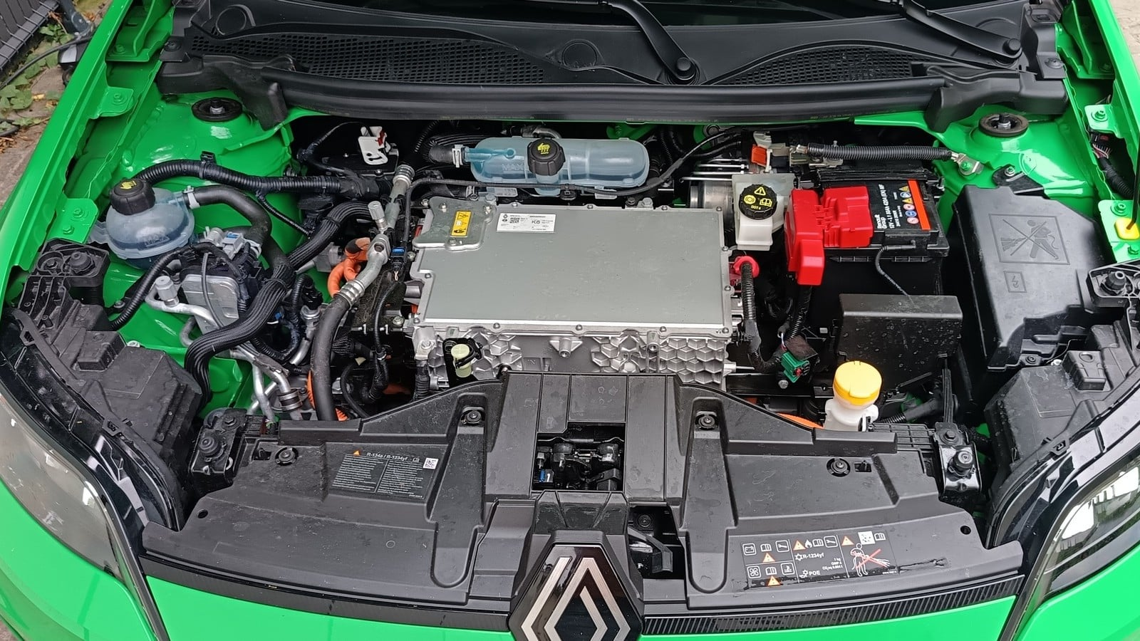 <p>Où s’effectue le remplissage du produit lave-glace ?</p>