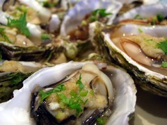 <p>shellfish with hard irregular shell eaten cooked or raw Example: Fresh raw _____ are served cold with lemon slices. con hàu c Con hàu biển vỏ sần sùi, thường ăn sống với chanh. UK: /ˈɔɪ.stəz/ | US: /ˈɔɪ.stɚz/</p>