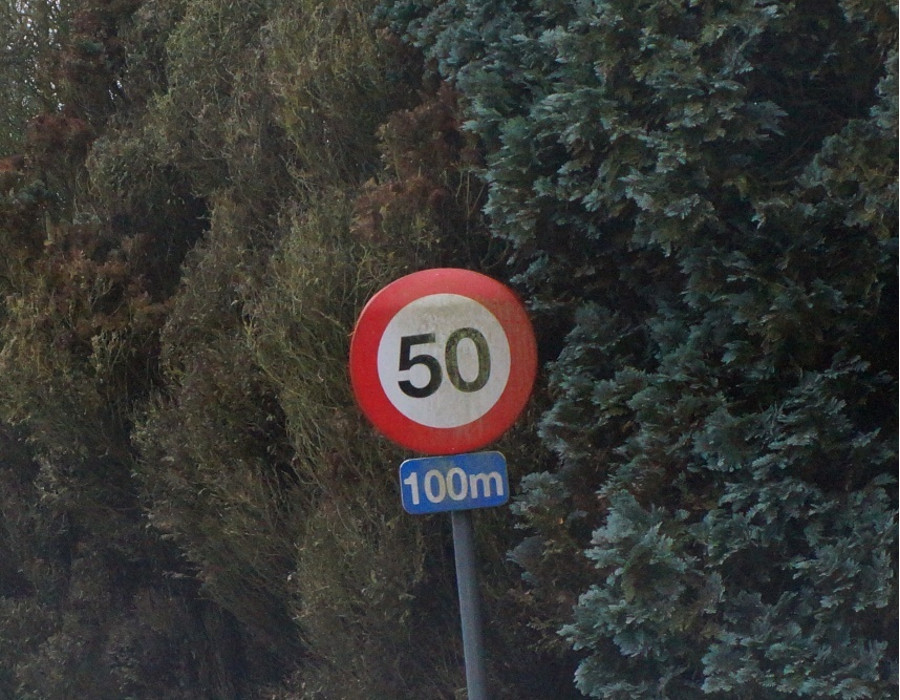 <p>Wat betekent deze combinatie van borden?</p><ul><li><p>Vanaf de borden is de maximaal toegelaten snelheid 50 km/u over een afstand van 100 meter.</p></li><li><p>100 meter verder is de snelheid beperkt tot 50 km/u.</p></li></ul><p></p>