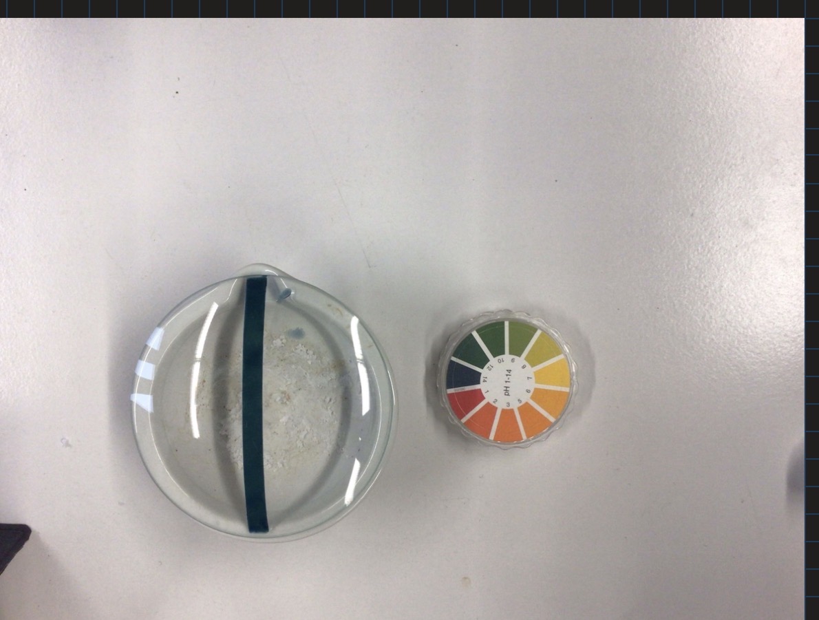 <p>NH4Cl wird mit NaOH im Mörser zerkleinert → feuchtes UI Papier am Uhrglas über den Behälter gestülpt → pH Wert steigt an da Papier blau färbt </p><p></p><p>Im Mörser: NH4+ + Cl- + Na+ + OH- ←→  NH3 + Na+ +Cl- + H2O </p><p>Uhrglas: NH3 + H2O ←→ NH4+ + OH- </p>