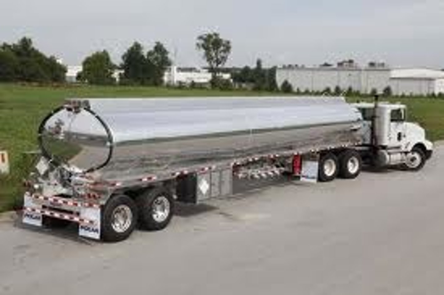 <p>un camion-citerne (2x)</p>