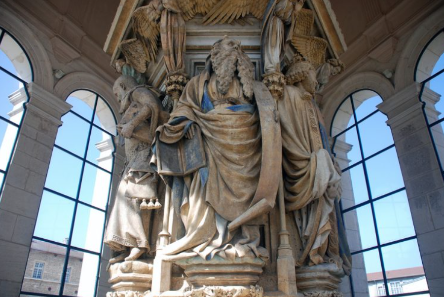 <p><span>Claus Sluter, <strong>Mojžíšova kašna v Dijonu</strong>, 1400</span></p>