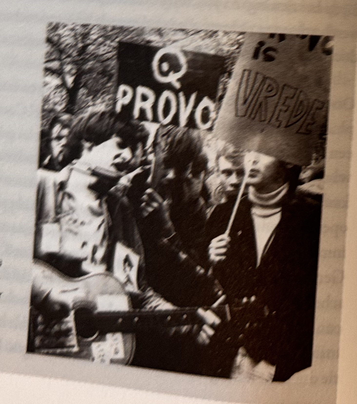<p>Wat was Provo? (afbeelding: foto met Provo-bord) </p>