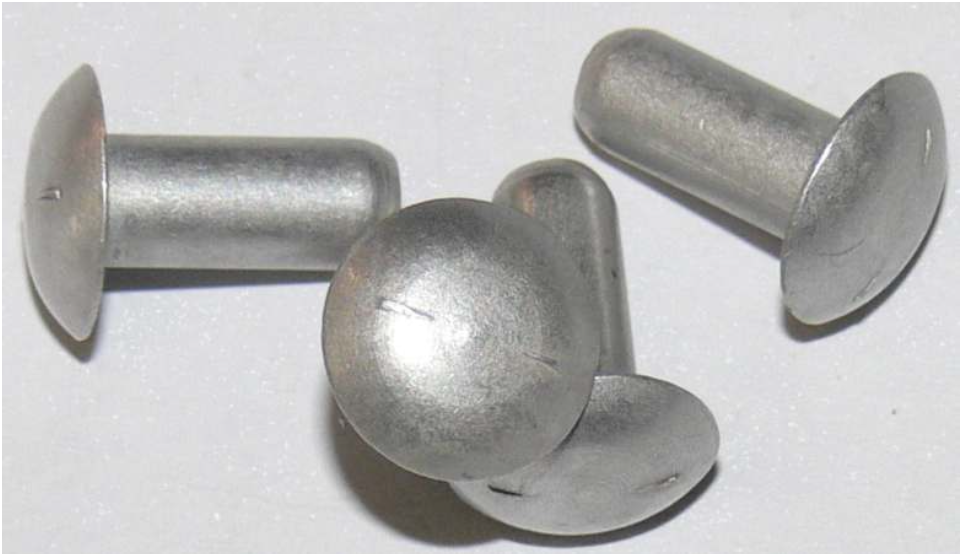 <p>Two raised dashes on the head.</p>