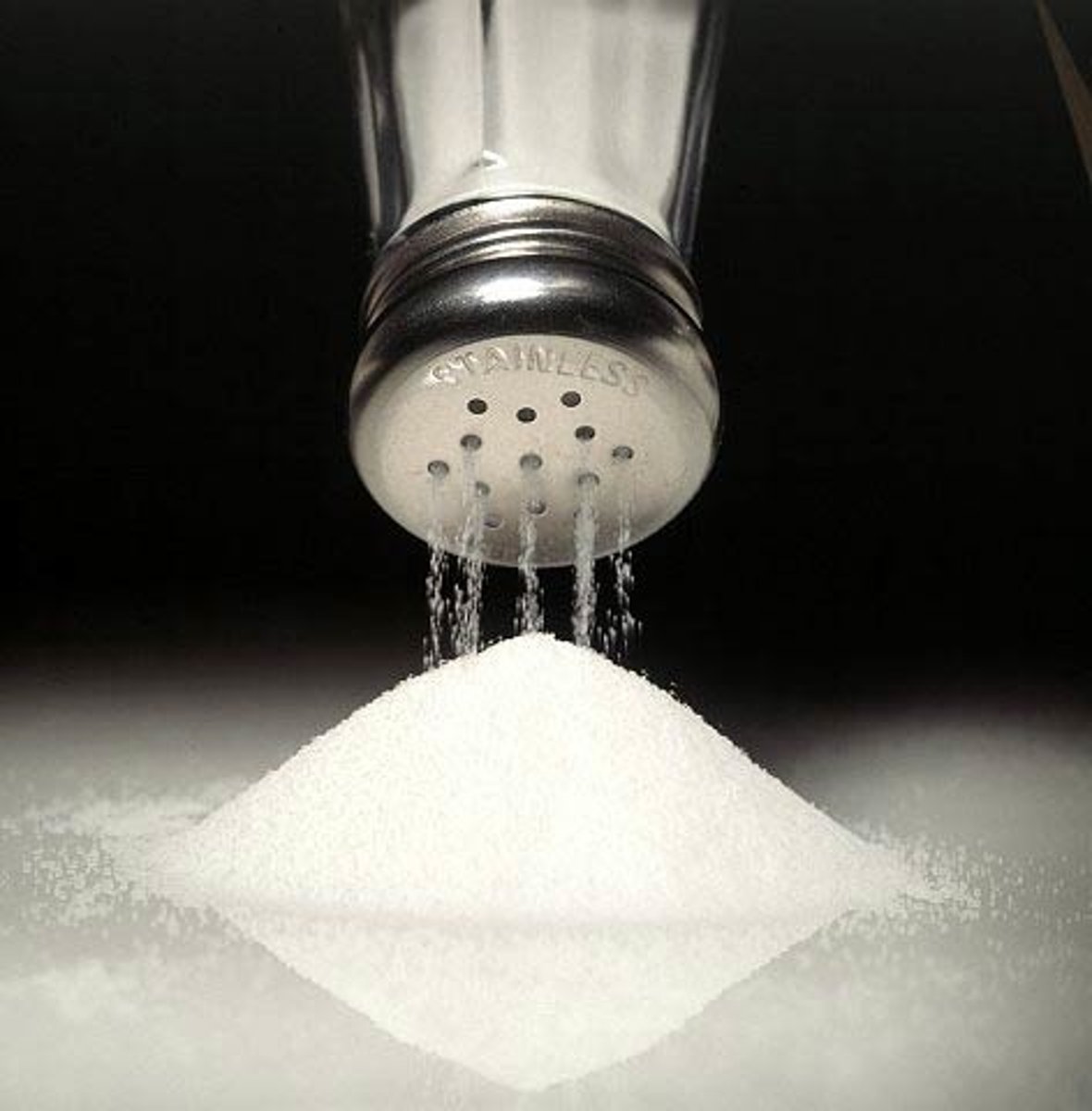 <p>elemento químico de color blanco que se encuentra mucho en el agua del océano</p>