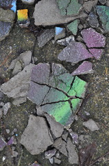 <p>to fall apart, break up into small pieces. e.g. She nervously crumbled the bread between her fingers.</p>