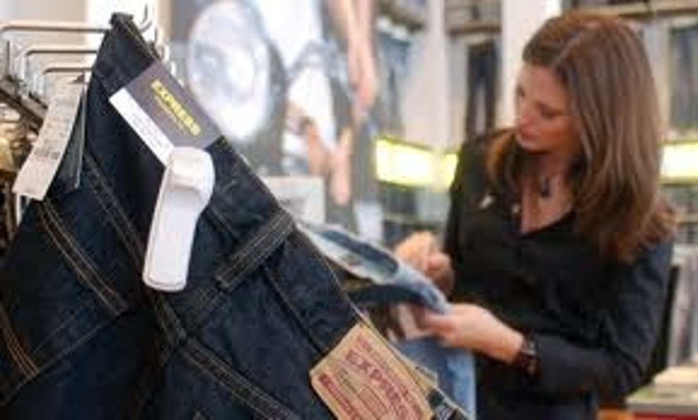 <p>TRANSLATION: искать, сравнивать цены</p><p>DEFINITION: to compare prices and products in different stores before buying.</p><p>EXAMPLE: It's worth ...................... before buying a new phone; you can save a lot. Стоит ПОИСКАТЬ И СРАВНИТЬ ЦЕНЫ перед покупкой нового телефона; можно много сэкономить.</p>