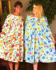 <p>(adj) poorly dressed, shabby; lacking smartness and good taste</p>