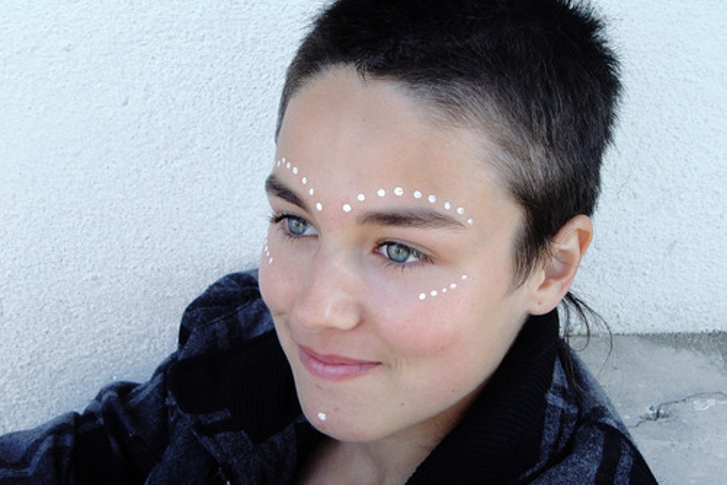 <p>He/she has short hair.</p>