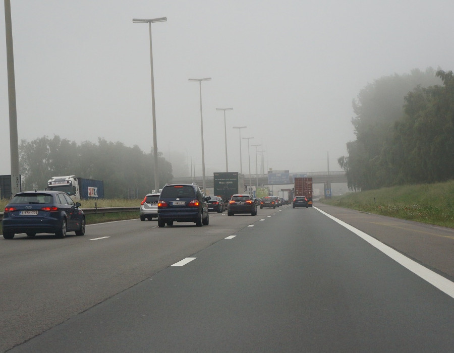 <p>Hoeveel rijstroken zie je op deze autosnelweg?</p>