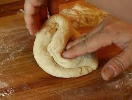 <ul><li><p>Kosten, die sich verändern (steigen), wenn die <strong>Produktionsmenge steigt</strong></p></li><li><p>Der Teig und die Salami (je mehr Pizzen gebacken werden, desto mehr Zutaten braucht man)</p></li></ul><p></p>