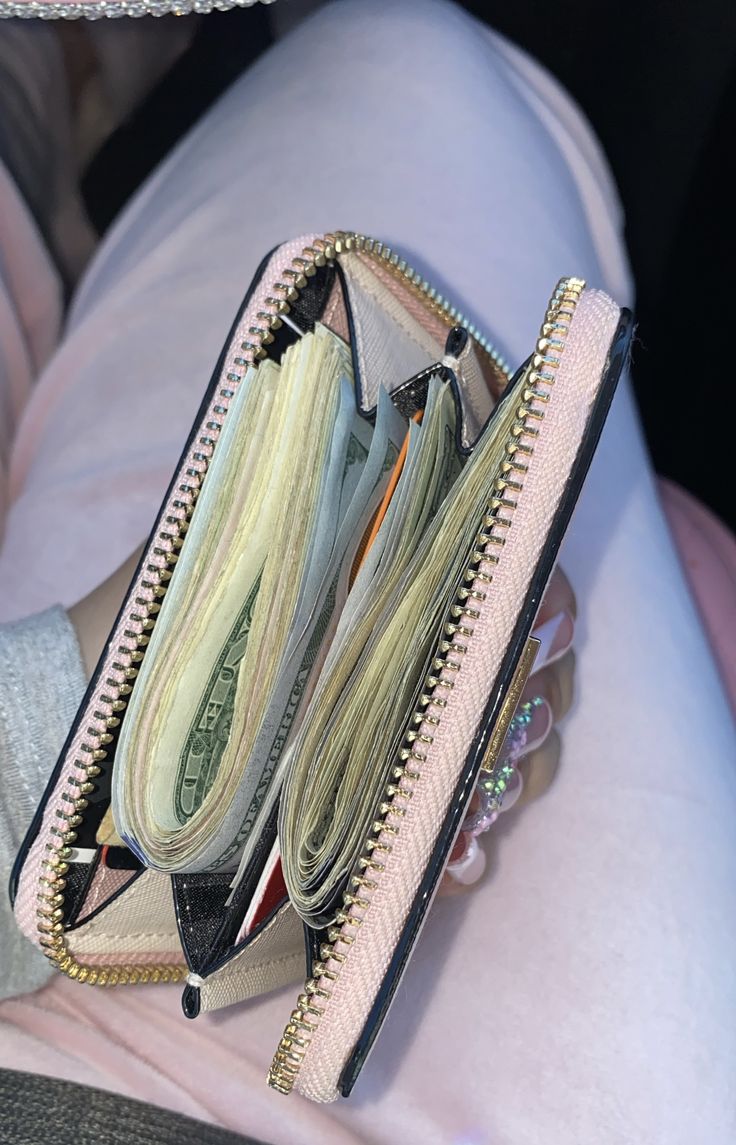 <p>Pocket money, allowance</p>