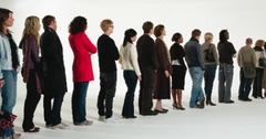 <p>to stand/wait/get in line</p>