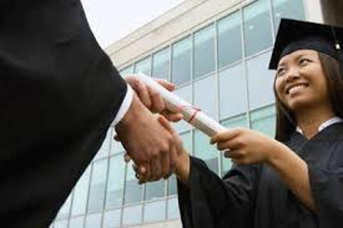 <p>(education English) nhận/cấp bằng Ví dụ: She was awarded a diploma in 2020.</p>