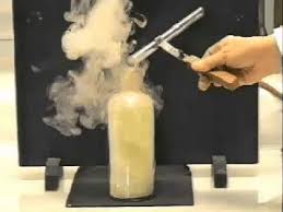 <p>Сгорает с образованием белого дыма (оксида сурьмы) <strong>Sb2O3</strong> [END]</p>