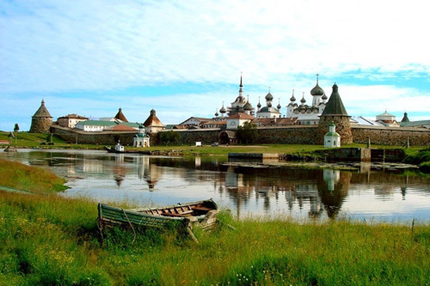 <p>TRANSLATION: Соловецкие острова</p><p>DEFINITION: An archipelago located in the White Sea, known for its historical monastery and complex history.</p><p>EXAMPLE: You can only get to .................. by plane or by boat during the short northern summer. На СОЛОВЕЦКИЕ ОСТРОВА можно добраться только на самолёте или на лодке в течение короткого северного лета.</p>