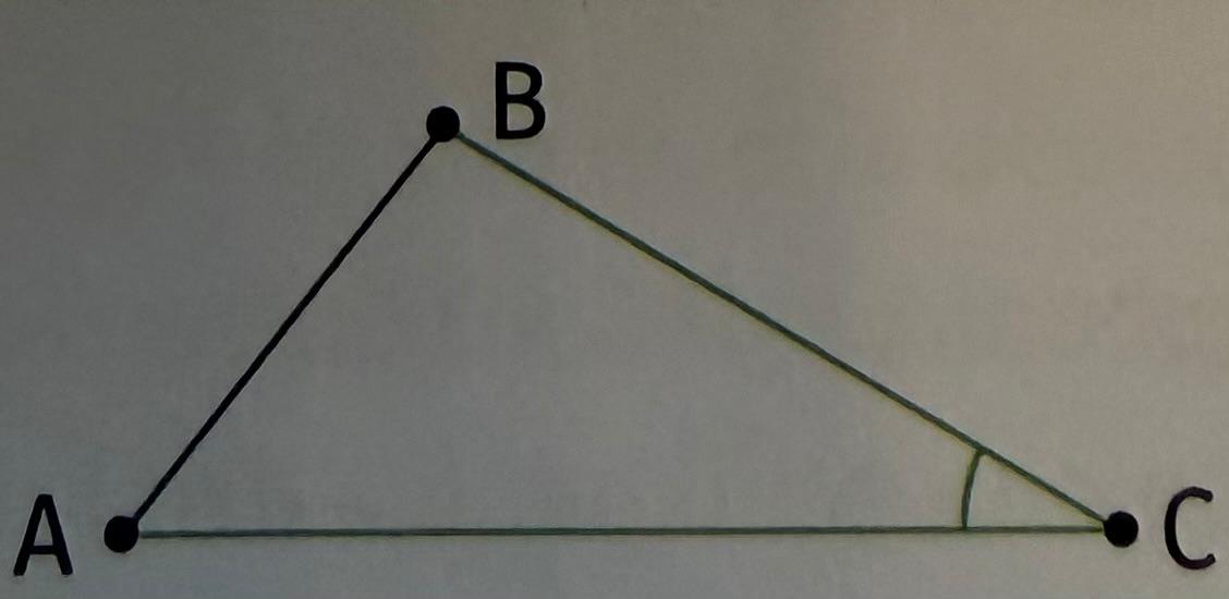 <p>Ĉ is de ingesloten hoek van zijden [CA] en [CB]</p>