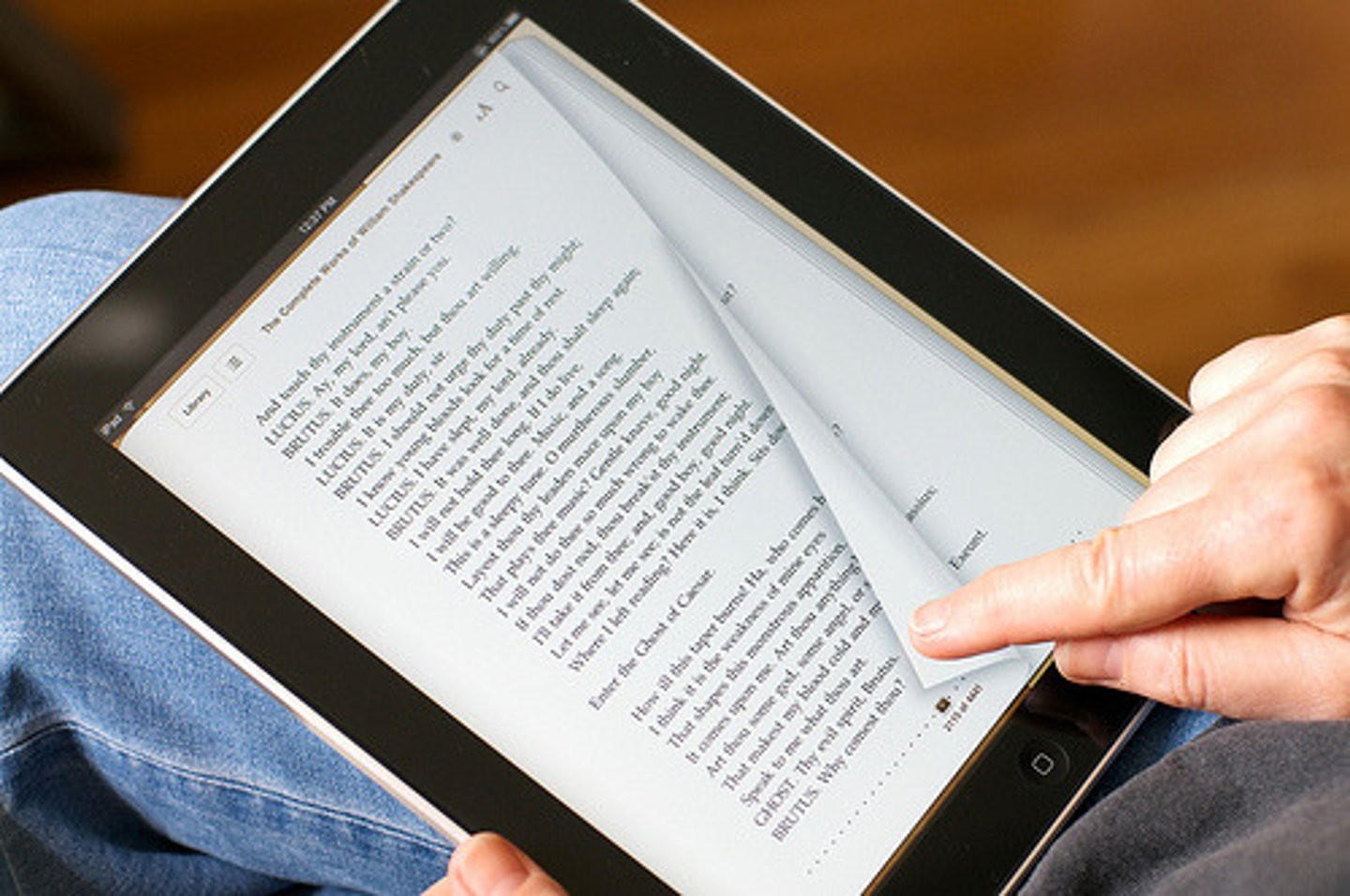 <p>TRANSLATION: электронные книги</p><p>DEFINITION: Books that are published in a digital format and can be read on a screen.</p><p>EXAMPLE: I prefer reading .................. because I can carry hundreds of them at once. Я предпочитаю читать ЭЛЕКТРОННЫЕ КНИГИ, потому что могу носить с собой сразу сотни из них.</p>