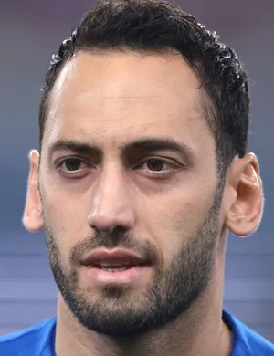 <p><strong><mark data-color="rgba(0, 0, 0, 0)" style="background-color: rgba(0, 0, 0, 0); color: inherit;">Defensiv mittfältare i Inter Milan och det turkiska landslaget</mark></strong>.16</p>