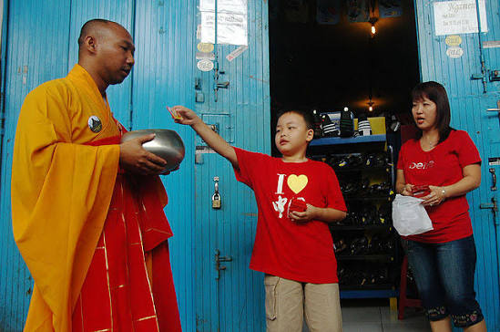 <p><span><span>What does Transferring the Merit mean, and why is it important? [Hồi hướng Công Đức có nghĩa là gì, và tại sao nó quan trọng?]</span></span></p>