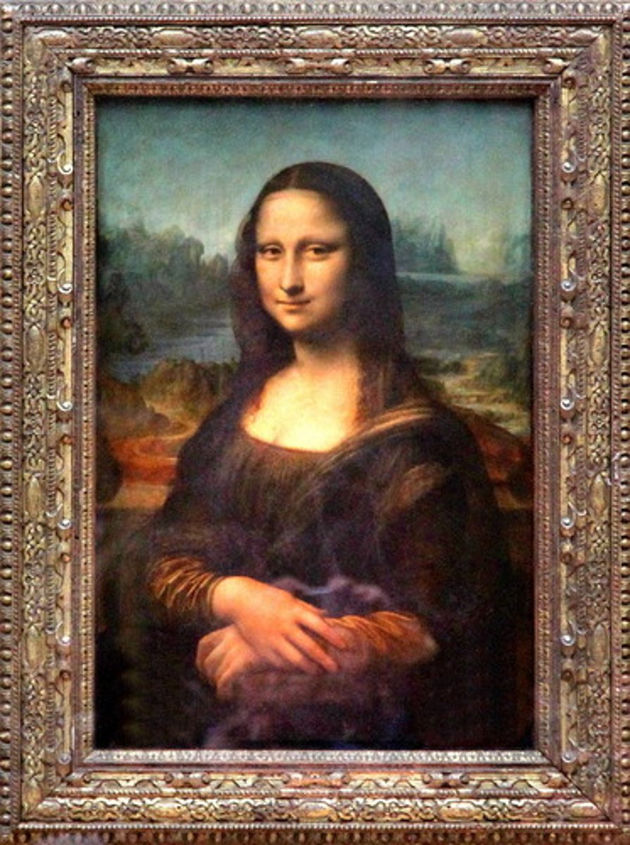 <p>Mona Lisa's entire body shape fits within this shape with her arms as the base, her head as its tip, which draws attention to her face.</p>