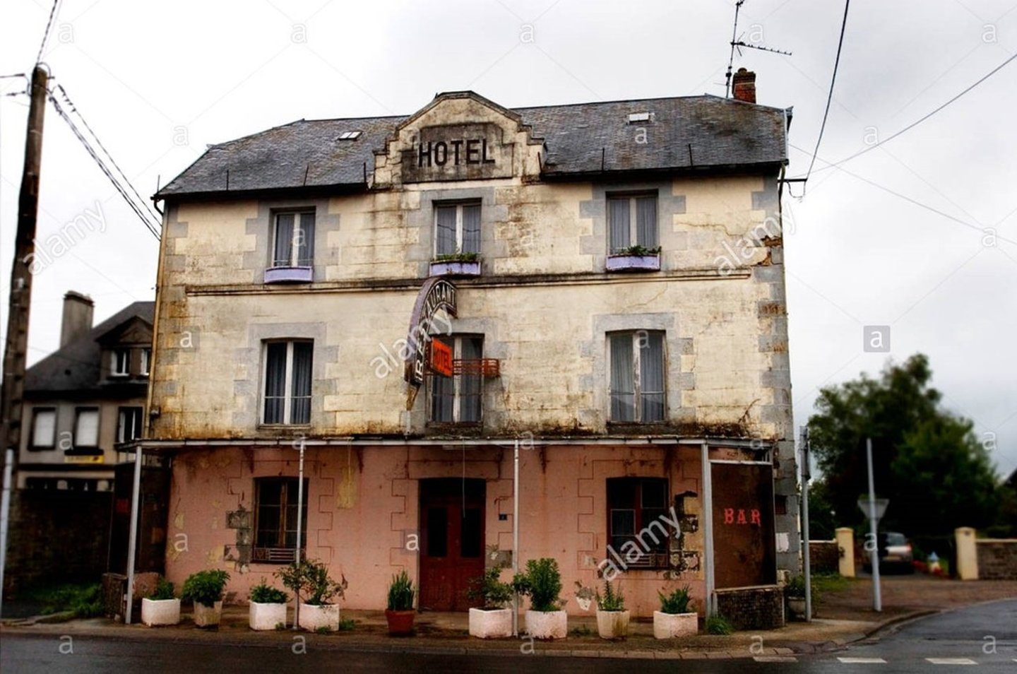<p>A hotel in very bad condition</p>