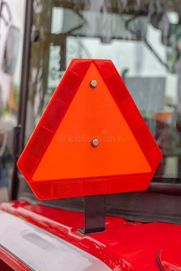 <ul><li><p>truncated triangle</p><ul><li><p>max 25 km/h</p></li></ul></li><li><p>registration plate</p><ul><li><p>outside the built-up area: 45 km/h</p></li><li><p>within the built-up area: 40 km/h on through roads &amp; 25 km/h on roads with bicycle traffic</p></li></ul></li></ul><p></p>