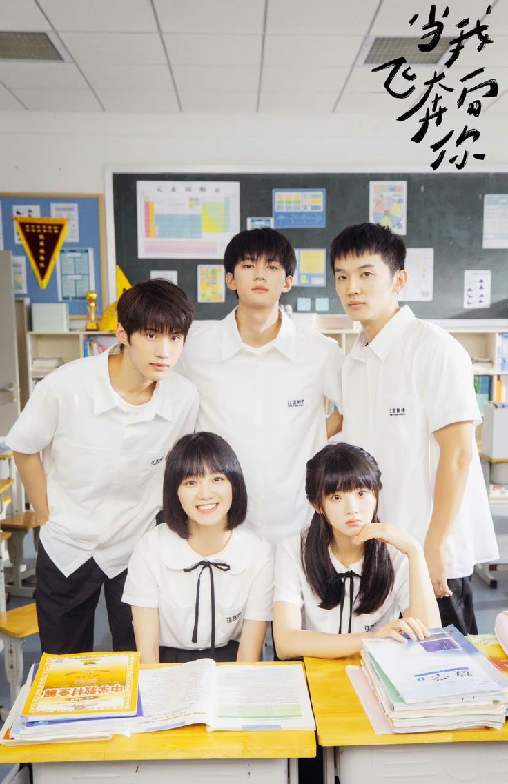 <p>Tóngxué</p><p>học sinh hoặc bạn học.</p><p>同学们好！(Tóngxuémen hǎo! - Chào các em/các bạn!)</p><p><strong>他是我的同学。</strong>(Tā shì wǒ de tóngxué. - Anh ấy là bạn học của tôi.)</p>