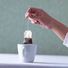 <p>a small paper bag containing tea leaves Example: Drop a _____ into hot water to brew your cup. túi trà c Túi lọc nhỏ chứa lá trà khô. UK: /ˈtiː.bæɡ/ | US: /ˈtiː.bæɡ/</p>