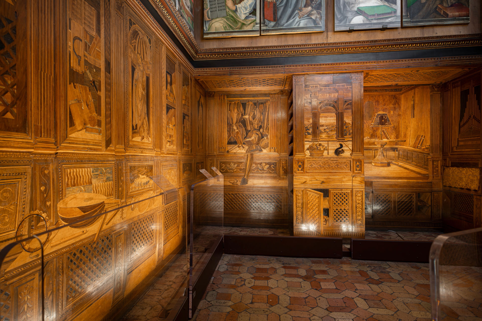 <p>Wat is een <span><strong><span>studiolo</span></strong></span>? En in welke tijd en waar had je ze?</p>