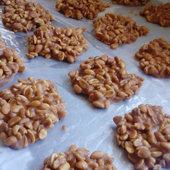 <p>hard flat candy made of caramelized sugar and peanuts Example: Crunchy _____ _____ is a popular traditional sweet snack. kẹo đậu phộng / kẹo cu đúp u Kẹo đậu phộng (làm từ đường thắng kẹp đậu phộng, rất giòn). UK: /ˌpiː.nʌt ˈbrɪt.əl/ | US: /ˌpiː.nʌt ˈbrɪt.əl/</p>