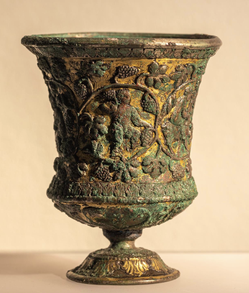 <p>Stem cup with figures and grapevine</p>