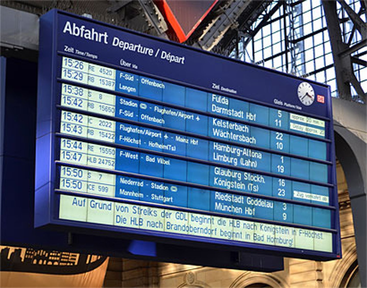 <p>departure, انطلاق, إقلاع , قيام</p><p>die Abfahrten</p><p>Vor der Abfahrt rufe ich an.</p>