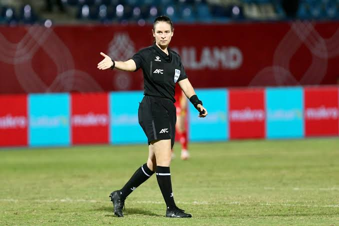 <p>referee</p>