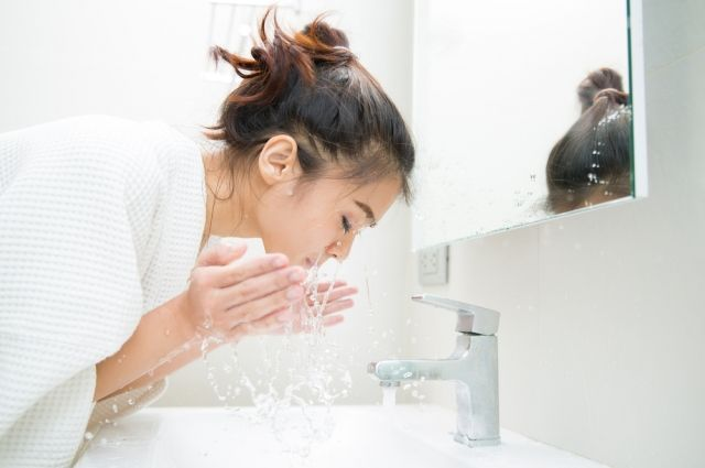 <p><span>to wash your face</span></p>