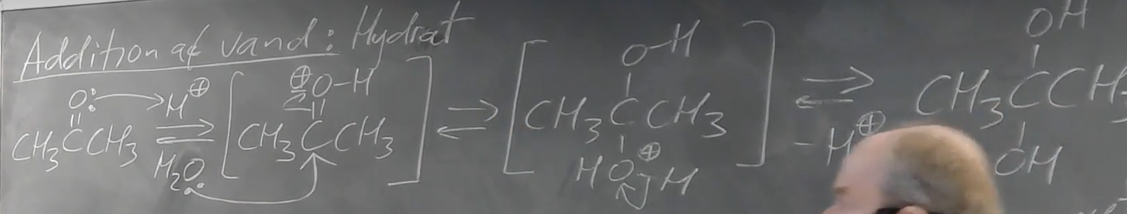 <p>addition af vand til en carbonyl gruppe. Den er ikke stabil og ligevægten går hårdt mod venstre</p>