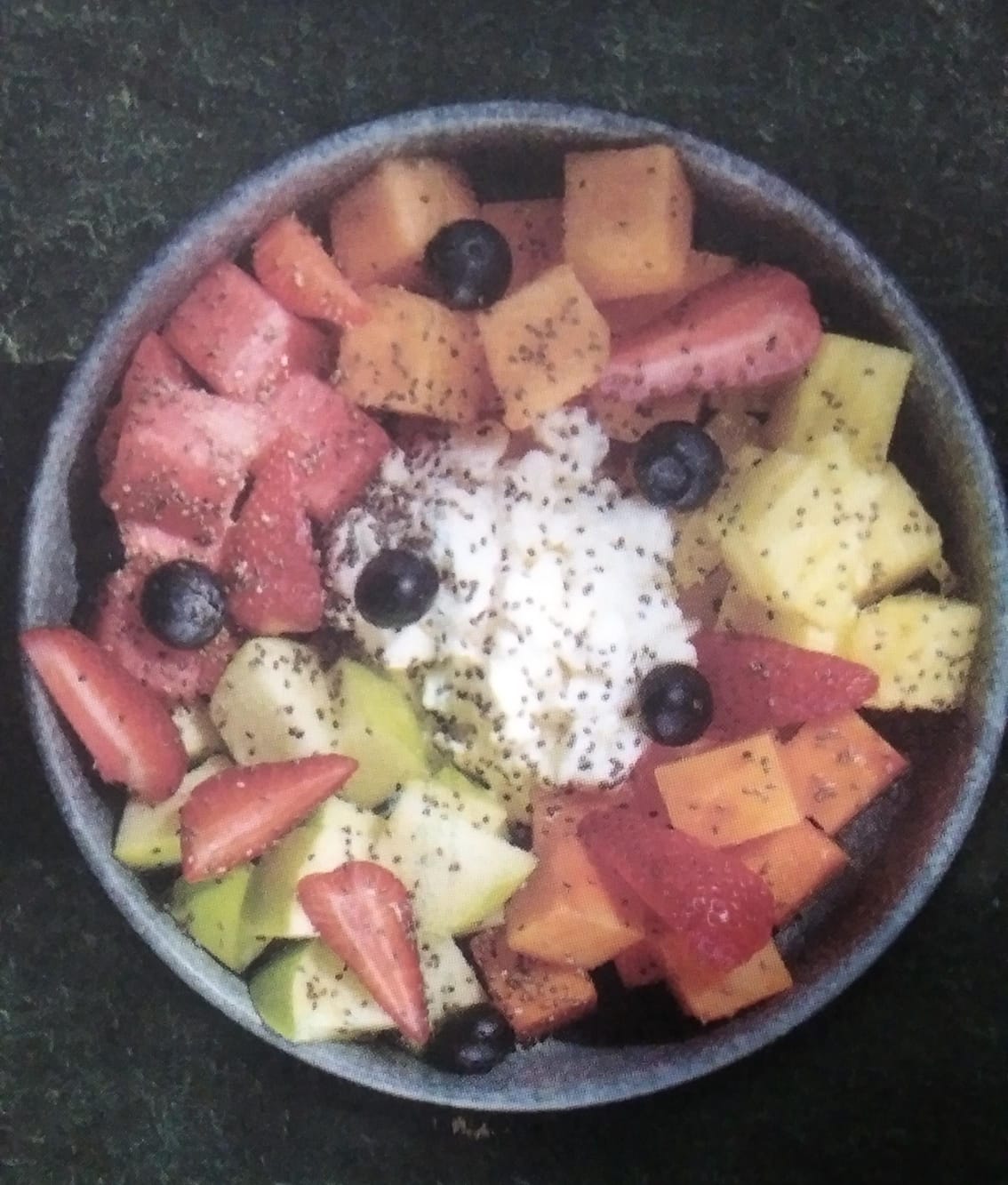 <p>Melón, piña, papaya, manzana verde, sandía y frutos del bosque, con queso cottage y chía.</p>