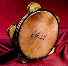 <p>What is this arabic instrument and how is it played?</p>