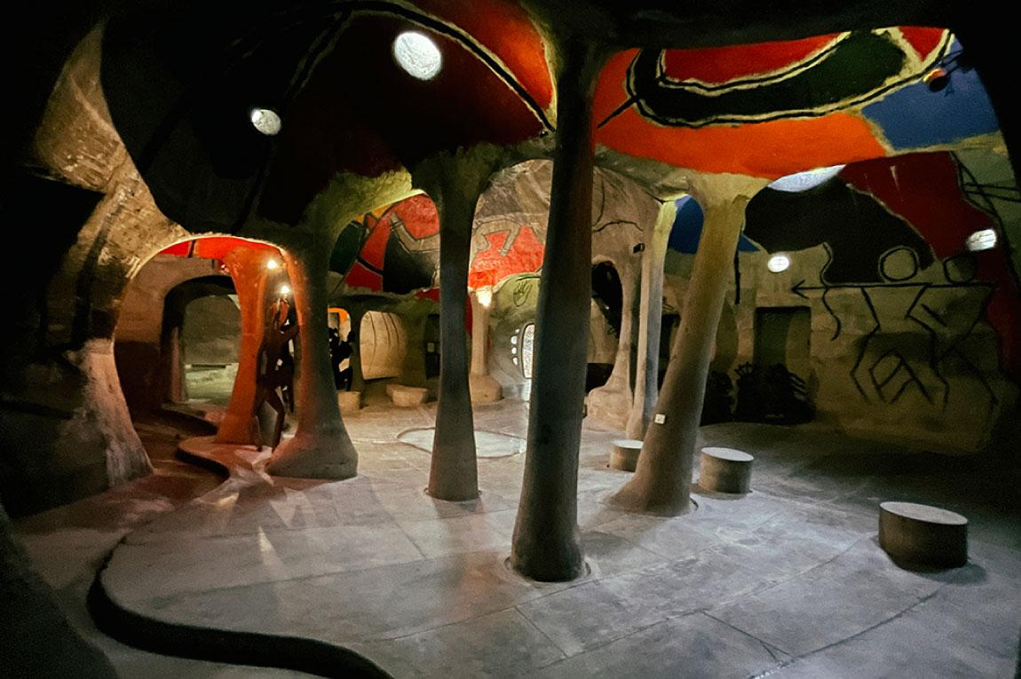 <p>Describe the inside of the Amdavad ni Gufa and its significance </p>