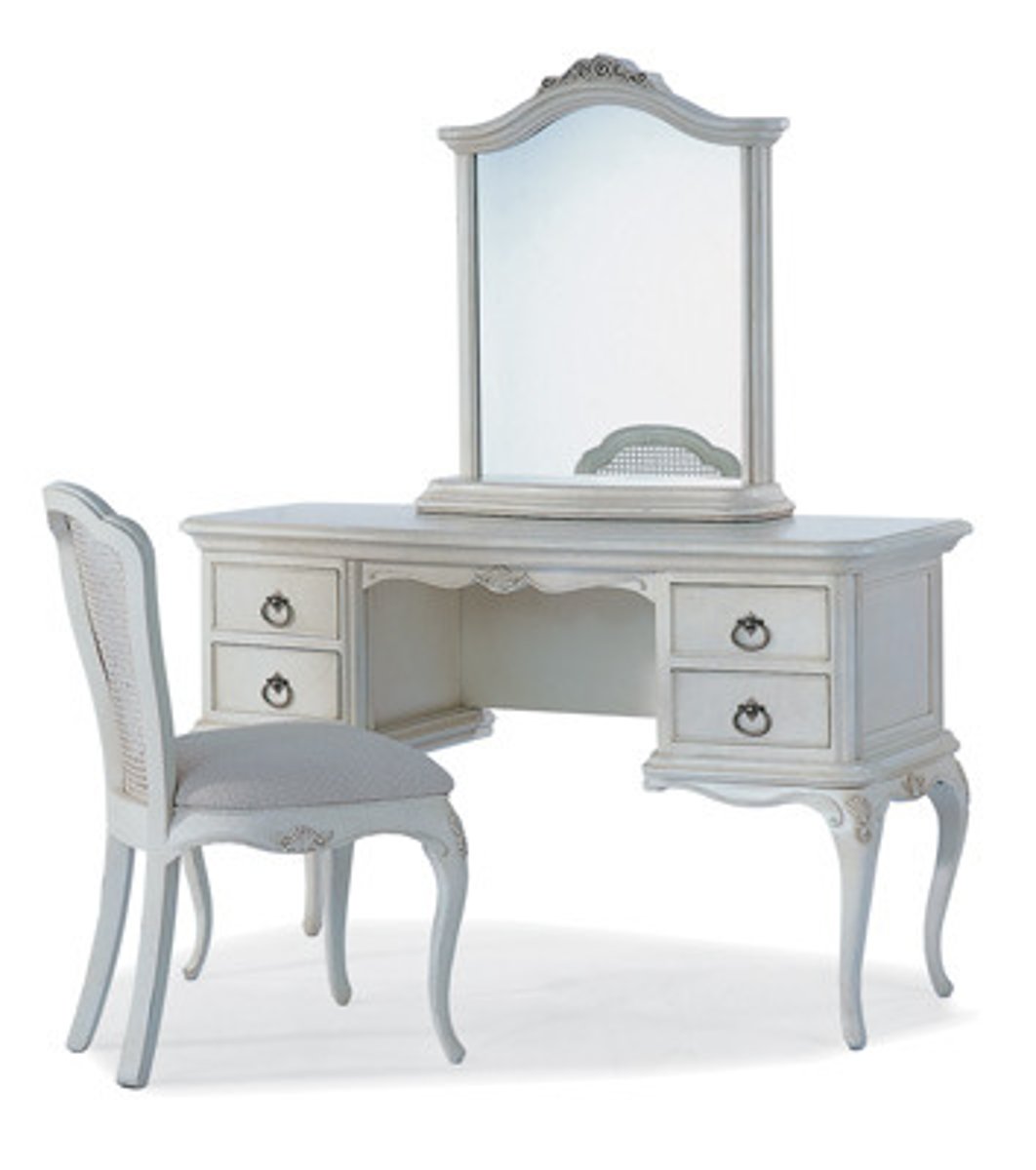 <p>une coiffeuse (2x)</p>