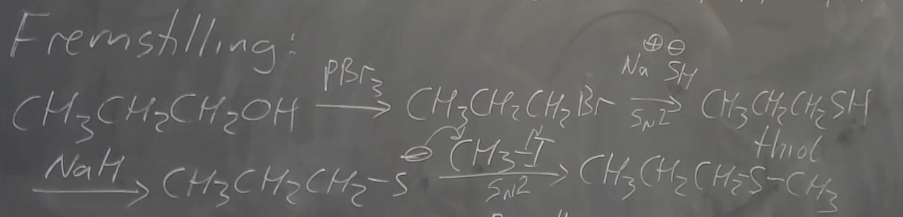 <p>Først sætter man thiol på ved at bruge PBr3 og derefter en Sn2 med NaSH. Derefter bruger man thiolen med NaH og så en Sn2 med CH3I så det bliver en sulfid</p>