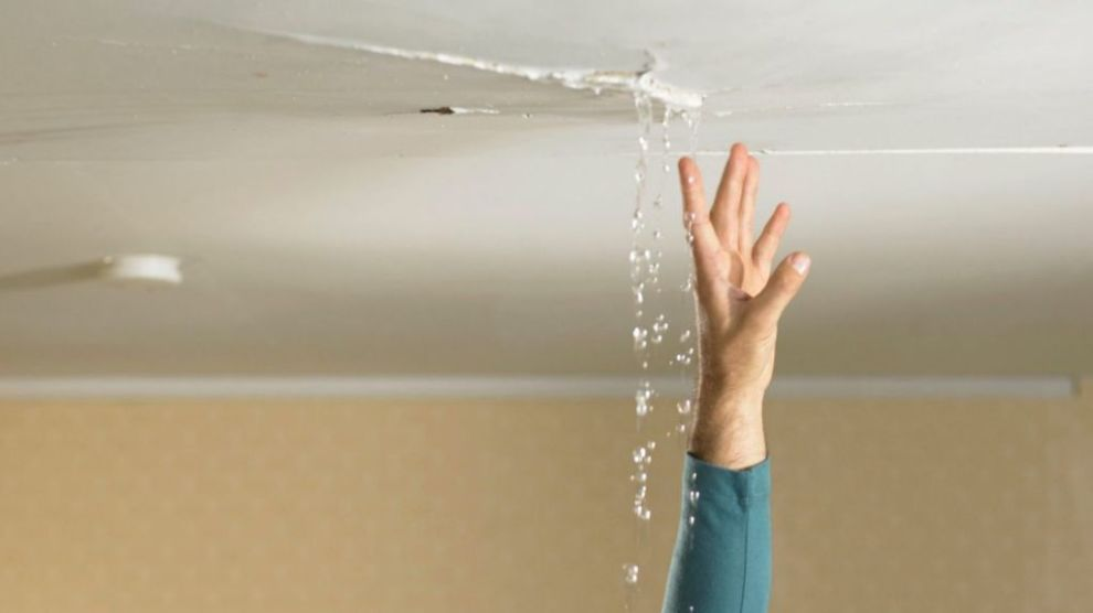 <p>Water started to <strong>drip</strong> from the leaking ceiling. (nhỏ giọt)</p>