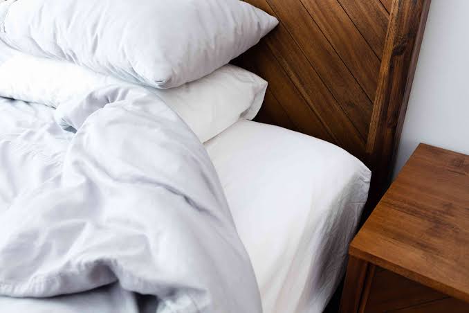 <p>sheets, covers — The ______ was clean</p>