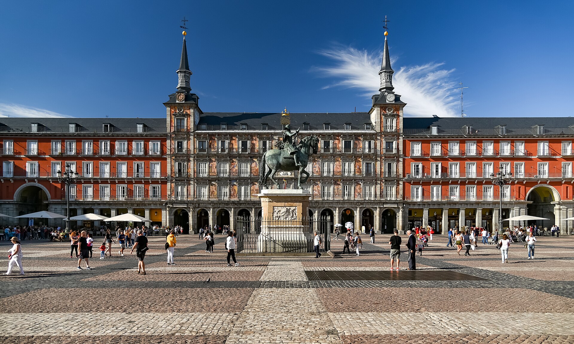 <ul><li><p>Built during the reign of King Philip III </p></li><li><p>It was completed as part of plans to make Madrid a fitting capital for the Spanish Empire</p></li><li><p>It is a large square, four-storied on all sides, with arcaded shops on the ground floor </p></li></ul><p></p>