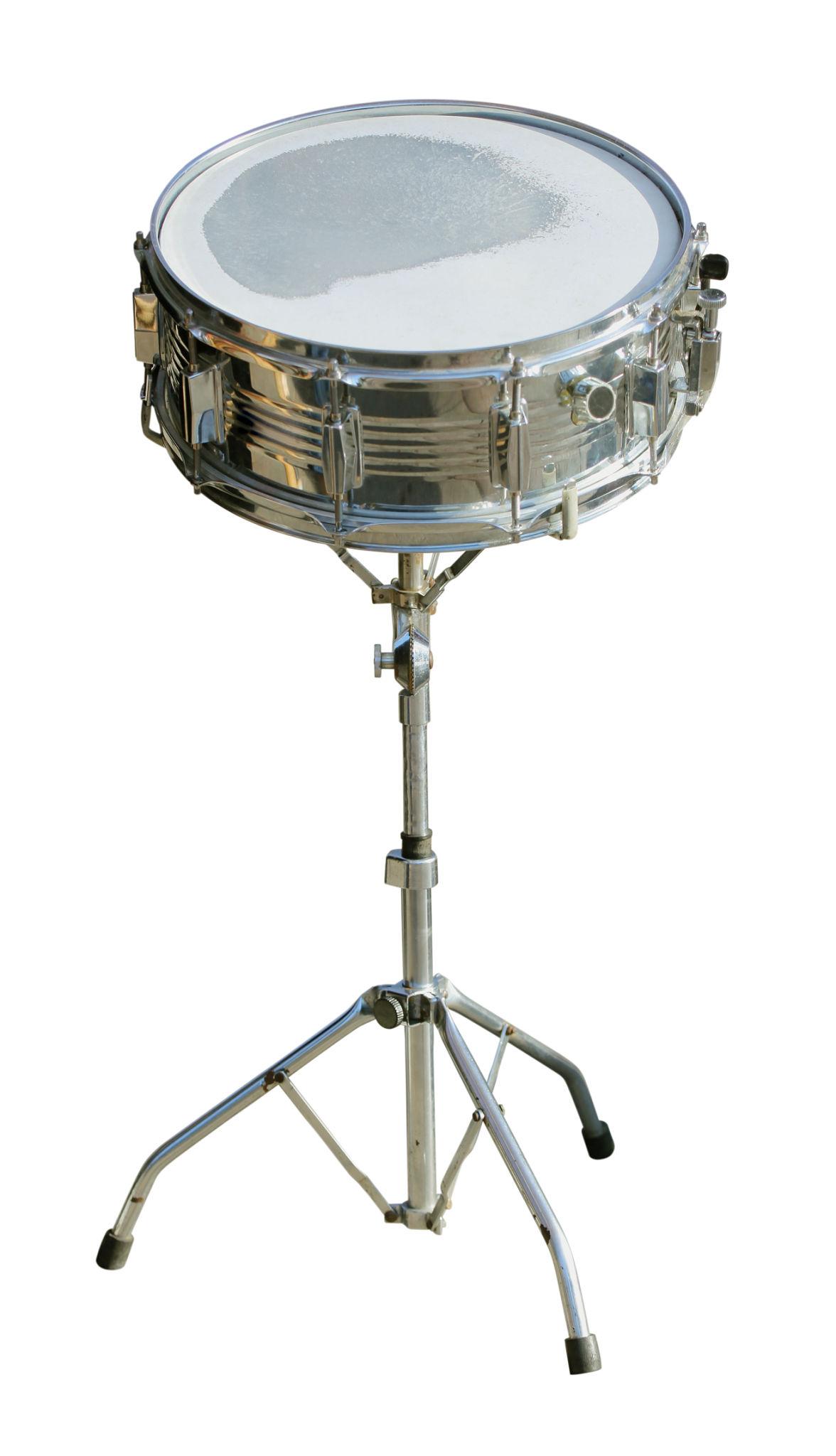 <p><strong>Merken:</strong></p><ul><li><p>Steht <strong>in der Mitte vor dir</strong></p></li><li><p>Klingt <strong>hell und knackig</strong></p></li><li><p>Hat unten <strong>Metallspiralen (Snare-Teppich)</strong></p></li></ul><p><span data-name="point_right" data-type="emoji">👉</span> Denk: <em>„Snare = schnarrt“</em></p>