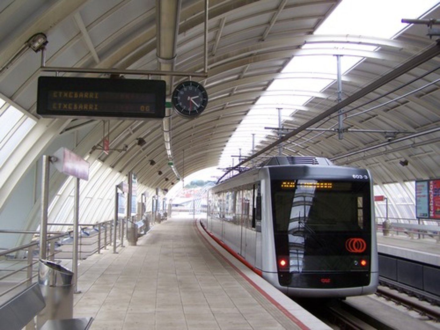 <p>to depart, انطلق, أقلع</p><p>fährt ab · fuhr ab · ist abgefahren</p><p>Wir fahren um zwölf Uhr ab.</p>