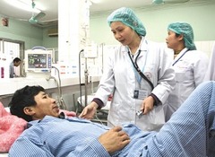 <p>/held ðə kjʊə(r)/ nắm giữ phương thuốc chữa trị</p>
