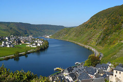 <p>(v) /fləʊ/ /rʌn/ - chảy (dòng sông, con suối). Ex: Rivers flow through towns. (Các dòng sông chảy qua thị trấn.)</p>
