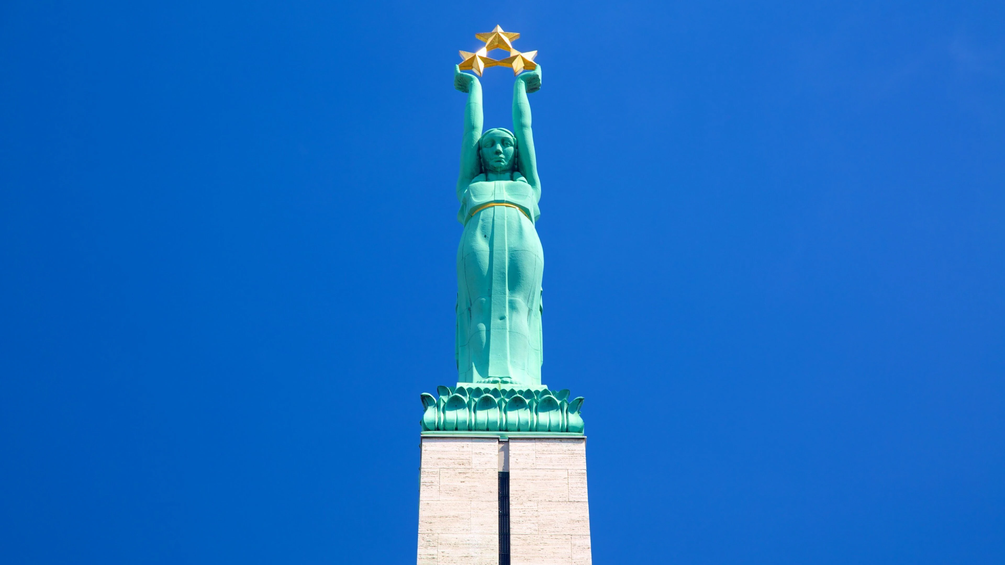 <p>monument (n) <span style="line-height: inherit;">/ˈmɒnjumənt/</span></p>